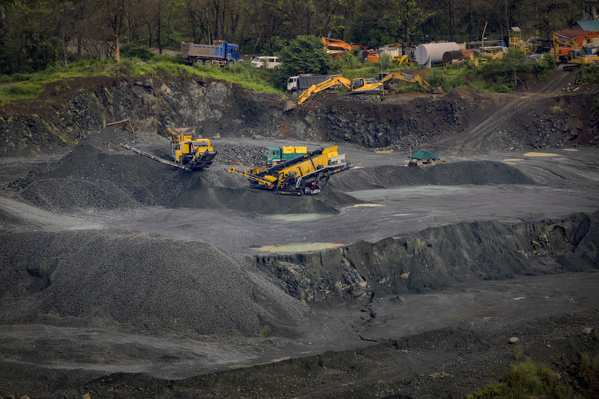 将下面这段话进行语序的颠倒降低重复率。尽管我国煤炭资源相对丰富但人均占有率较低且勘探程度不高经济可采储量也相对较少。此外煤炭资源在地理分布上极不平衡