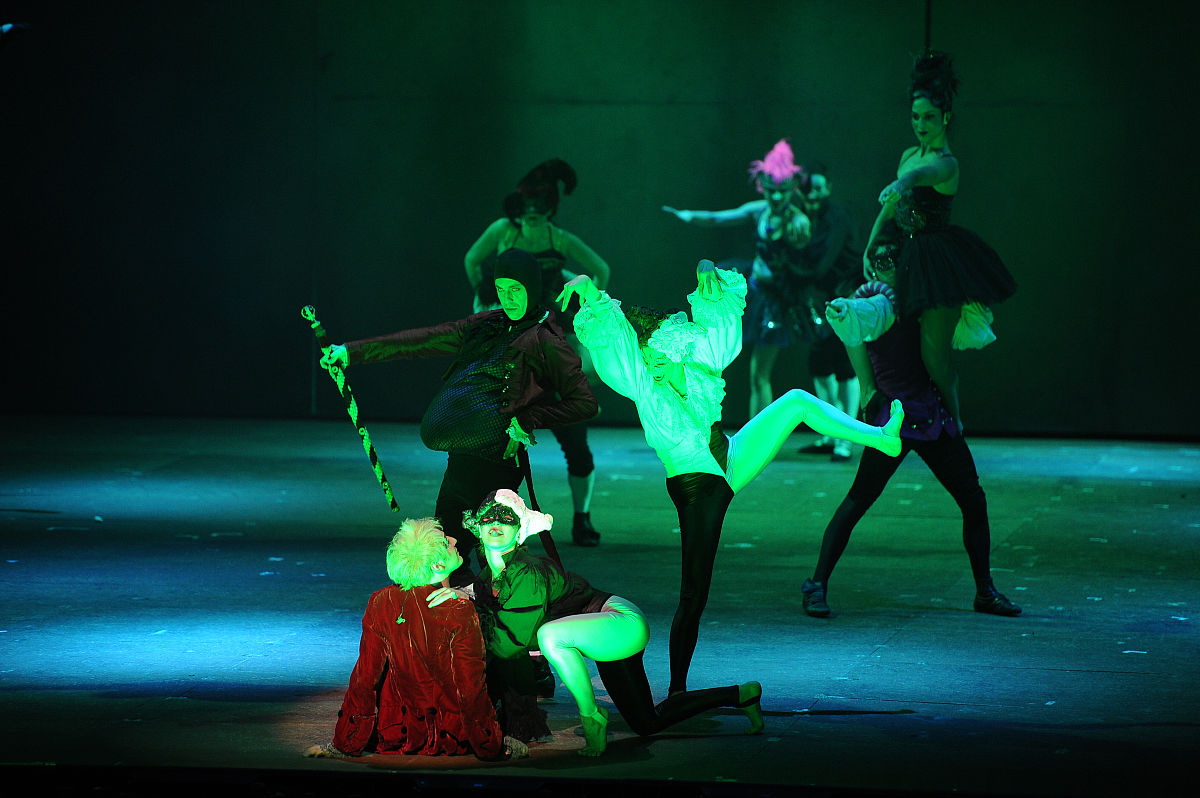 写一首表达悲伤情绪的中文摇滚歌曲歌曲表达的主题为坚持歌词结构为verse1、verse2、Pre-Chorus1、chorus1、chorus2、verse3、verse4、chorus3、Bridge1、chorus4并确保chorus1、chorus2、chorus3、chorus4、verse5、Pre-Chorus2、chorus5、Bridge2、歌词不重复每段歌词结尾使用中文meiwe