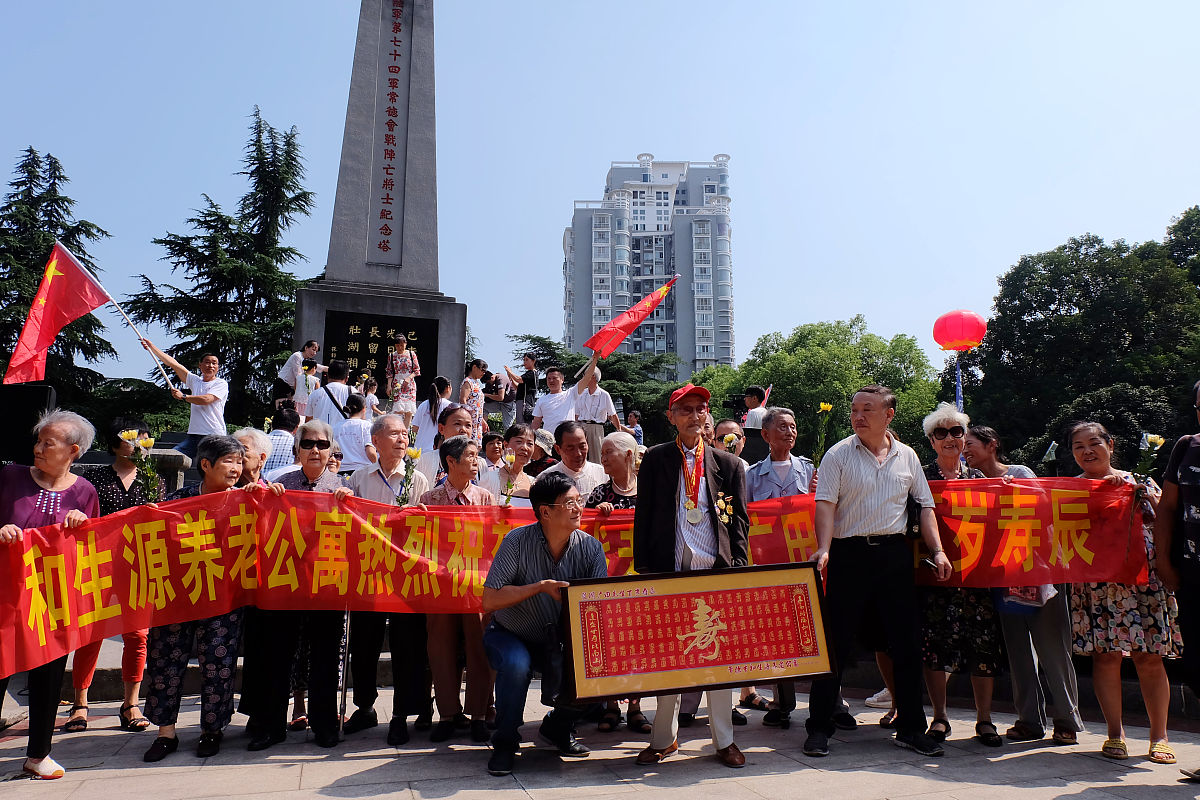 2016年9月18日上午,在湖南常德会战阵亡将士纪念碑前,常德市民自发为