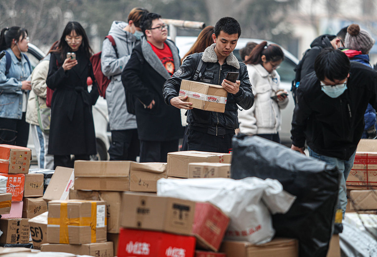 中午排队拿快递报慢了一点点遇到个吊毛抢了报号心情不爽。