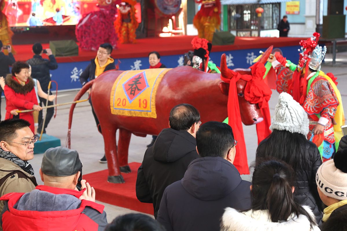 内乡县衙打春牛：非物质文化遗产的现代化传承探索