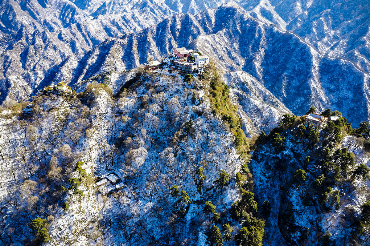 2021年11月9日,西安,冬雪里的秦岭山中寺庙.(如需下载使用,请务必署名