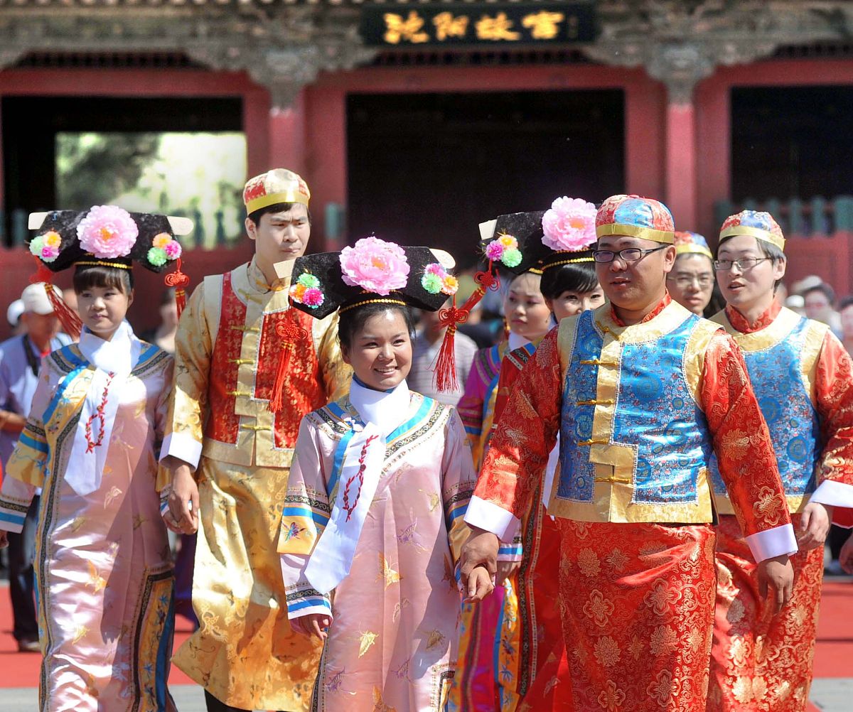 2012年5月27日,一场时尚唯美的"穿越时空的爱恋"盛世皇家集体婚礼在沈