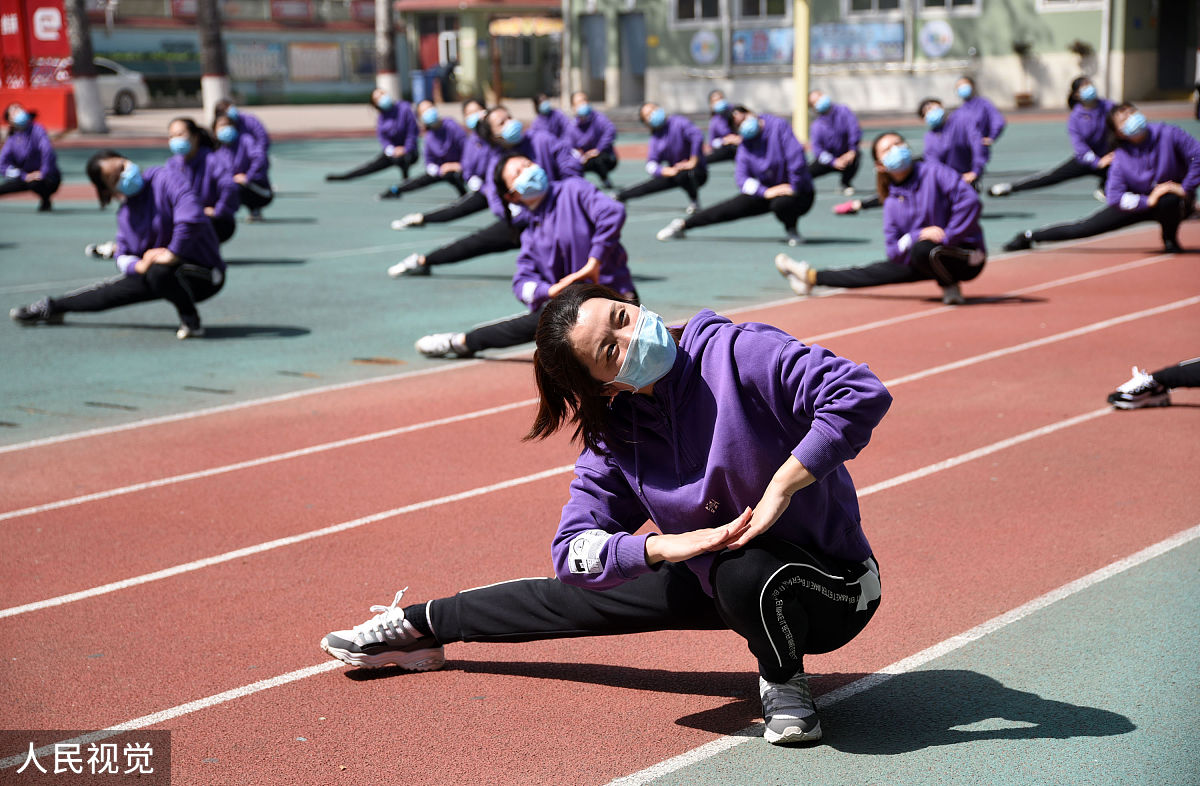 一名小学体育老师现在需要备课写课程设计课程名称为《你会走路吗？》从认识步态、常见走姿、步态矫正三个方面讲解你需要根据教案要求写包括教学目标、教学重难点教学课程设计的导入阶段、新授课程阶段、总结阶段以及对课程的简介