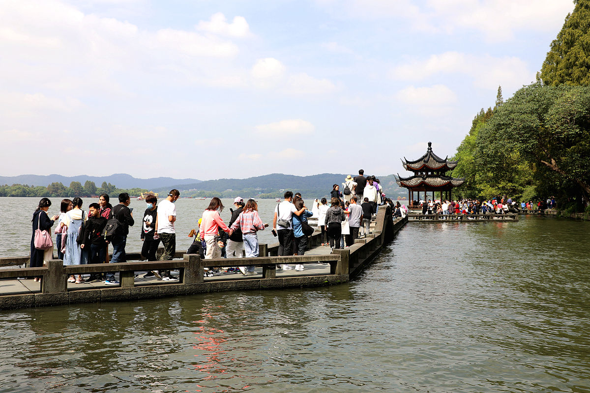 帮我做一份五一假期杭州旅游攻略要轻松风景好性价比高