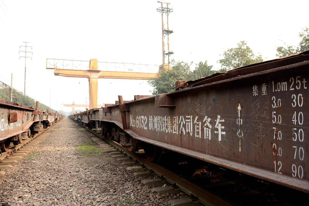 成都铁路学校分享新陶铁路首列煤炭列车开出