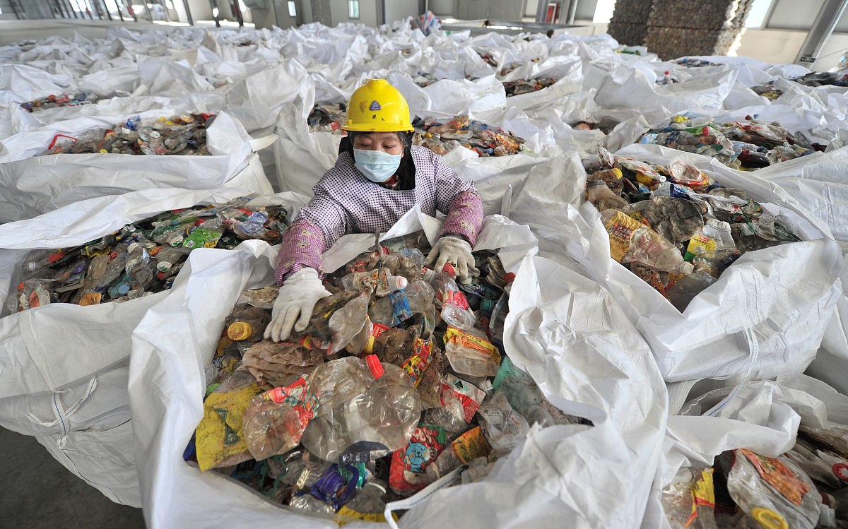 旧塑料袋蓝色建筑工地用过的那里的收