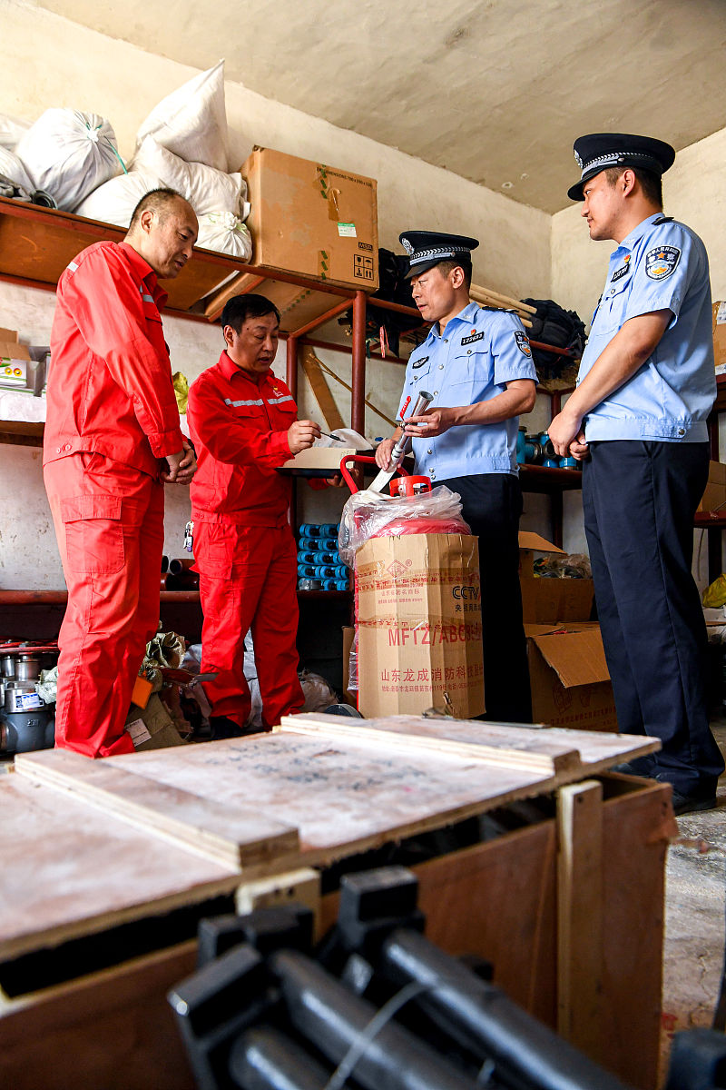 对全区仓库的消防安全情况进行全面摸底排查。保持语句意义不变将全面摸底排查中的全面换个词。