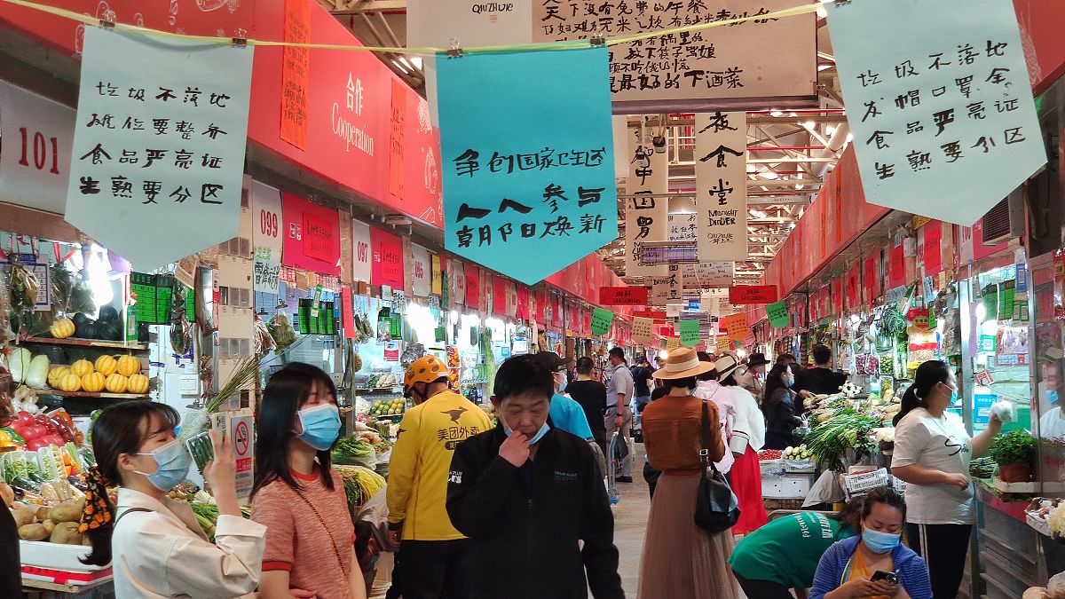 2021年5月5日,北京三源里菜市场成了"民以食为天"的展厅,近百幅著名艺