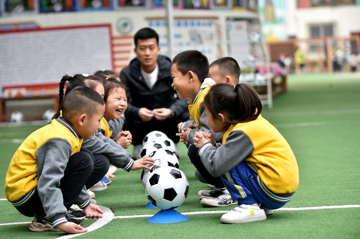 幼儿足球活动中教师角色研究：提升幼儿合作能力的关键
