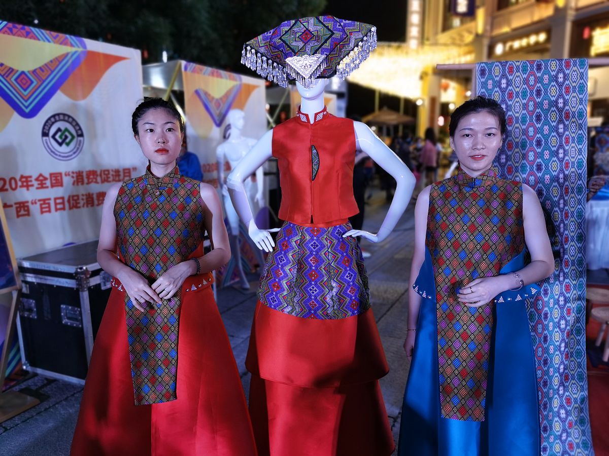 从刺绣角度出发分析壮族服饰男女服饰的不同点