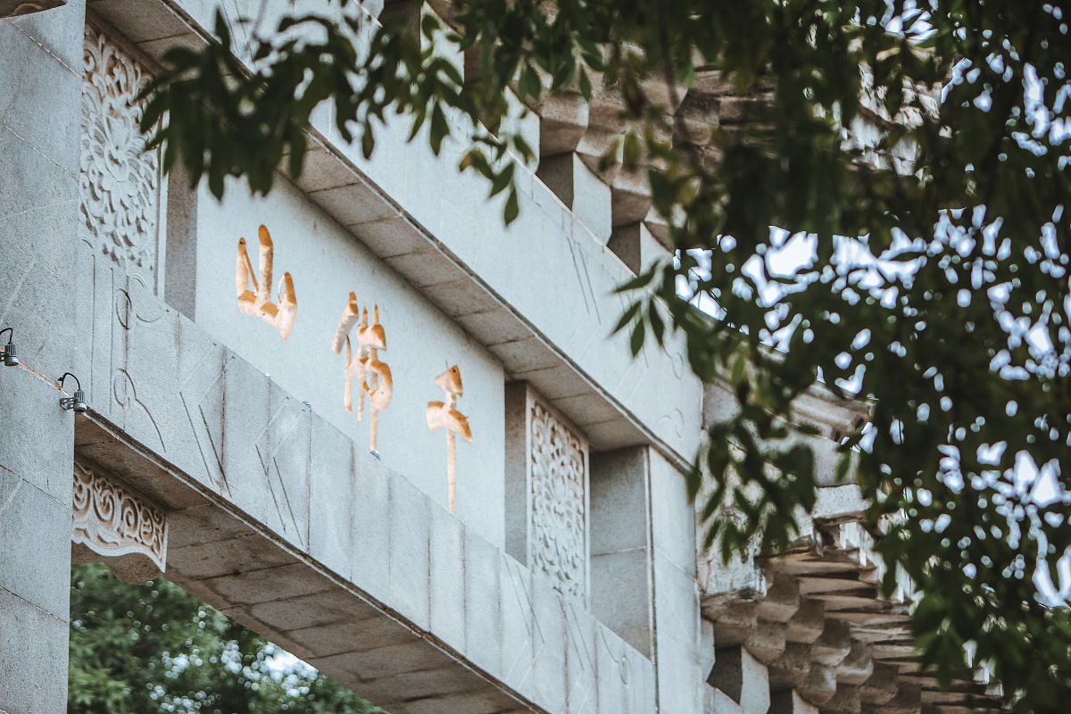 2021年10月14日,济南,众多游客如约而至来到千佛山,品美食,看演出,登