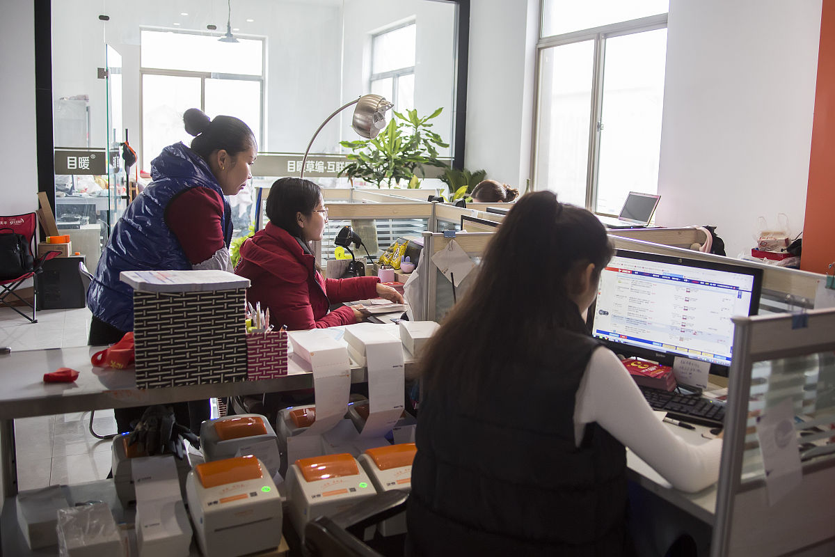 生成一篇有关在机电工程有限公司担任行政助理实习生的实习目的字数为3000字。