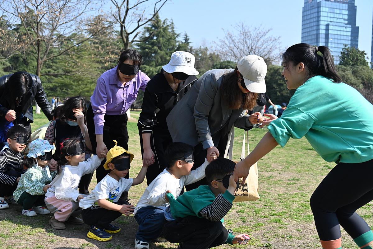 编排一个适合小学生的室外游戏