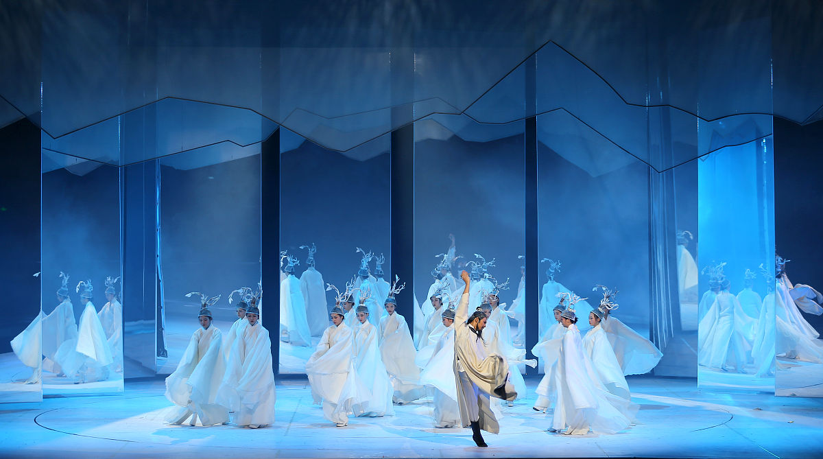 假如诗人李白坐上飞机看到窗外的风景他会写一首怎样的七言绝句写的有深意一点高级一点