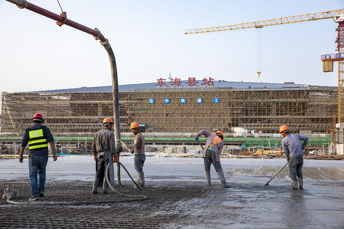 2020年10月19日,江苏连云港,连徐高铁东海县站综合客运枢纽工程,封顶