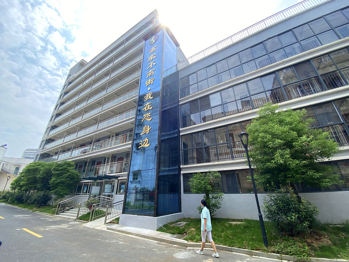 围绕以下问题写一篇文章：推进养老服务体系建设以服务清单为抓手