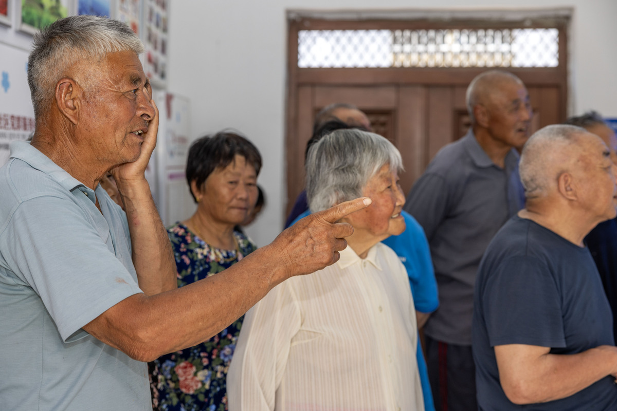 关爱空巢老人：乡村心理关怀岗位的必要性与建议