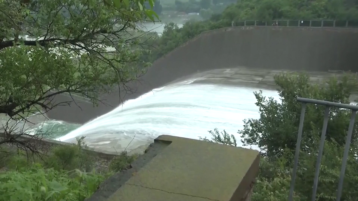 抽水蓄能电站下水库泄洪对环境的影响：冲刷和雾化