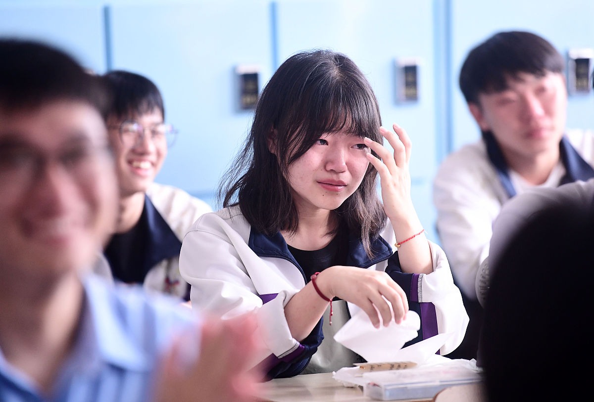 初中毕业女孩职业选择指南：热门方向、发展前景及提升建议
