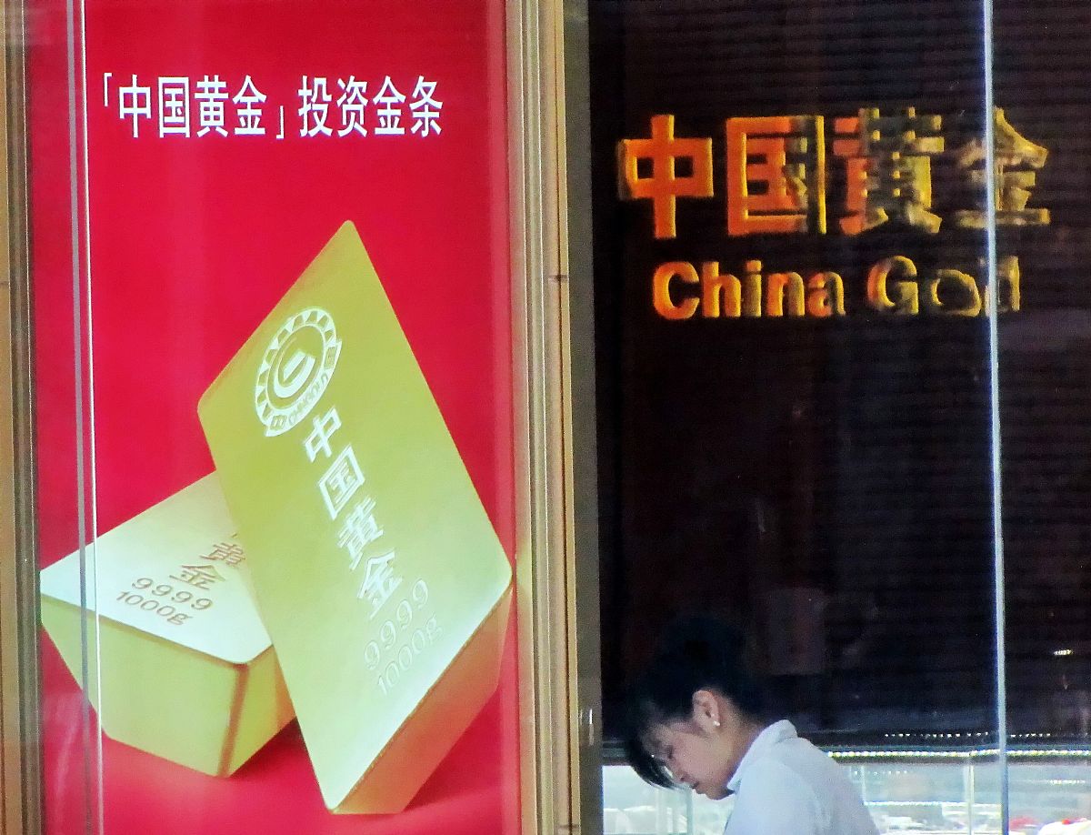 男子花 400 万买光金条店员果断报警，此案有何警示意义？根据这个话题写一篇500字文章