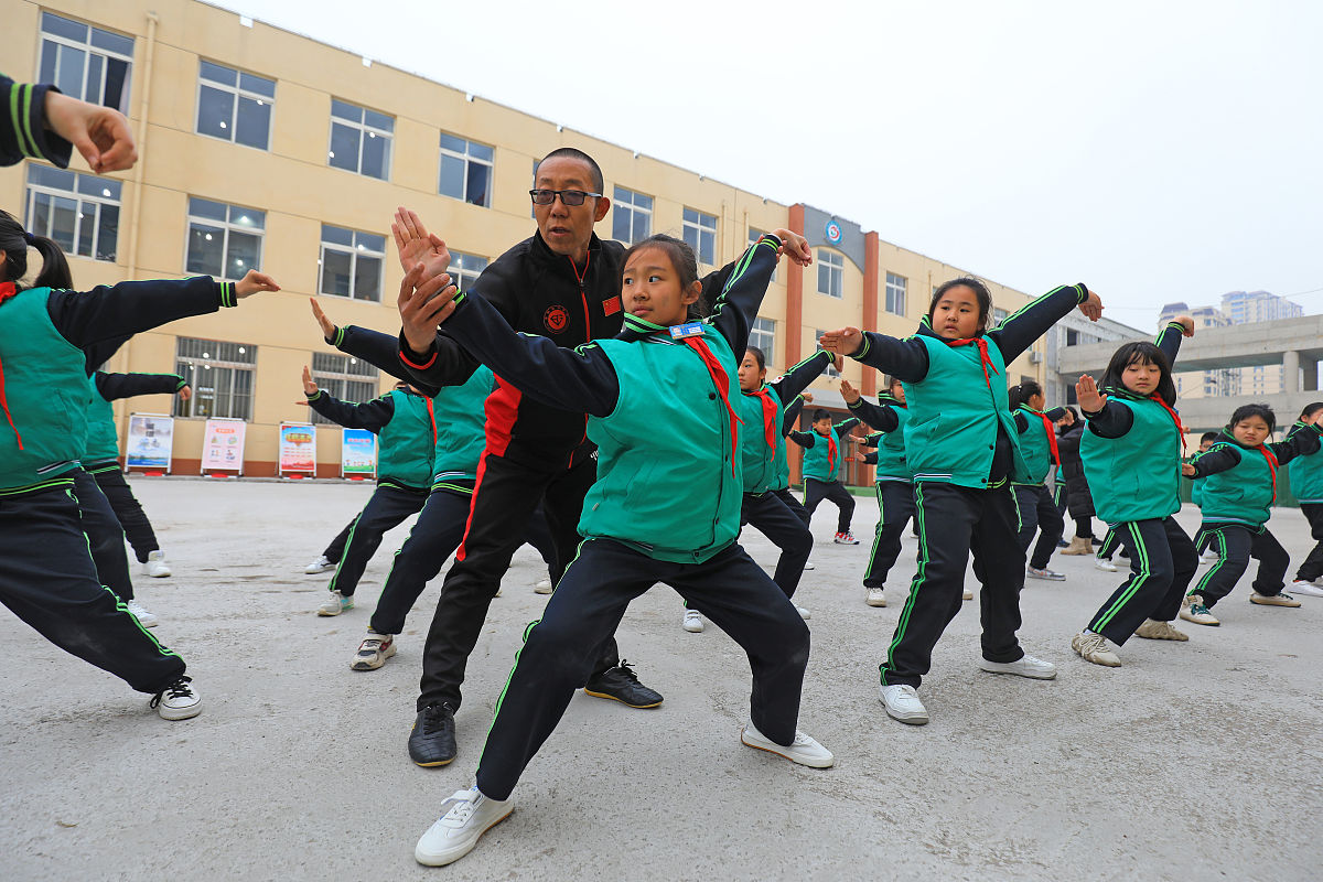 辅导员在学生就业指导中的关键角色：定位与作用分析