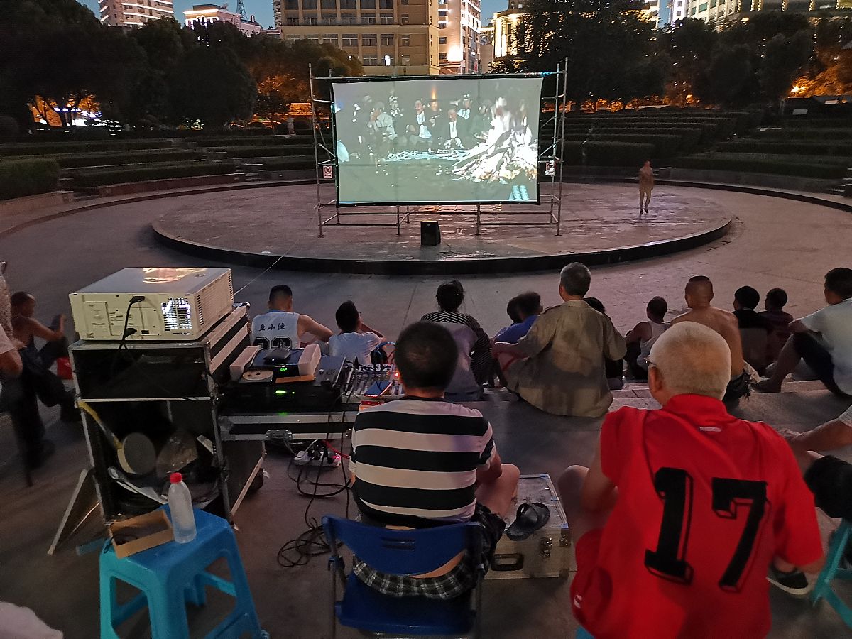 露天电影院：重温旧时光，追忆童年梦