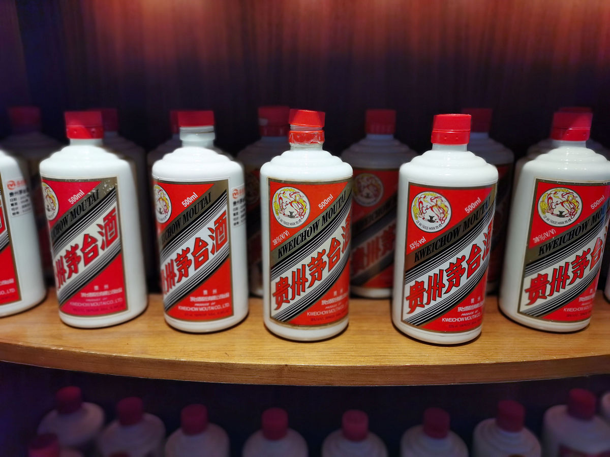 酱香型白酒和浓香型白酒的区别：口感、香气、工艺全解析