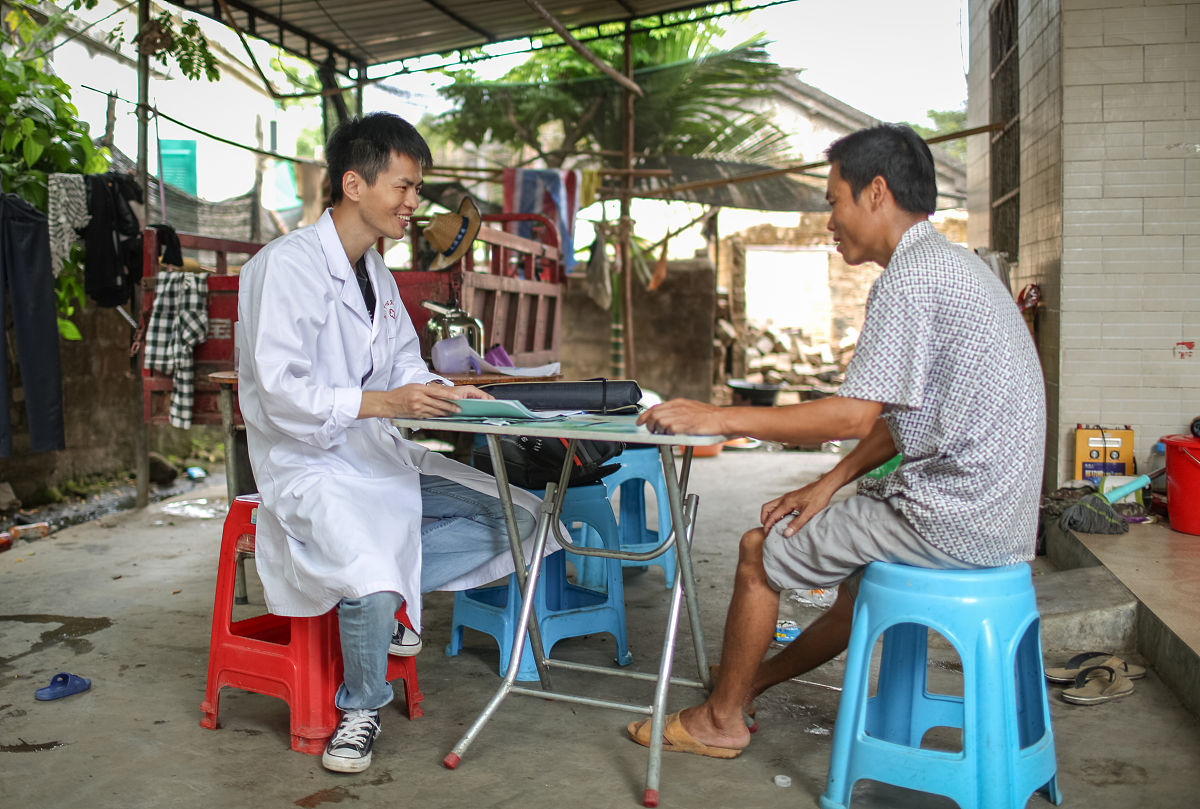 你是一位三下乡的学生请你为题目为农村医疗普及和改革发展的社会实践活动写1篇日记要求位于王家村的诊所每篇不少于三百字不多于两百字。