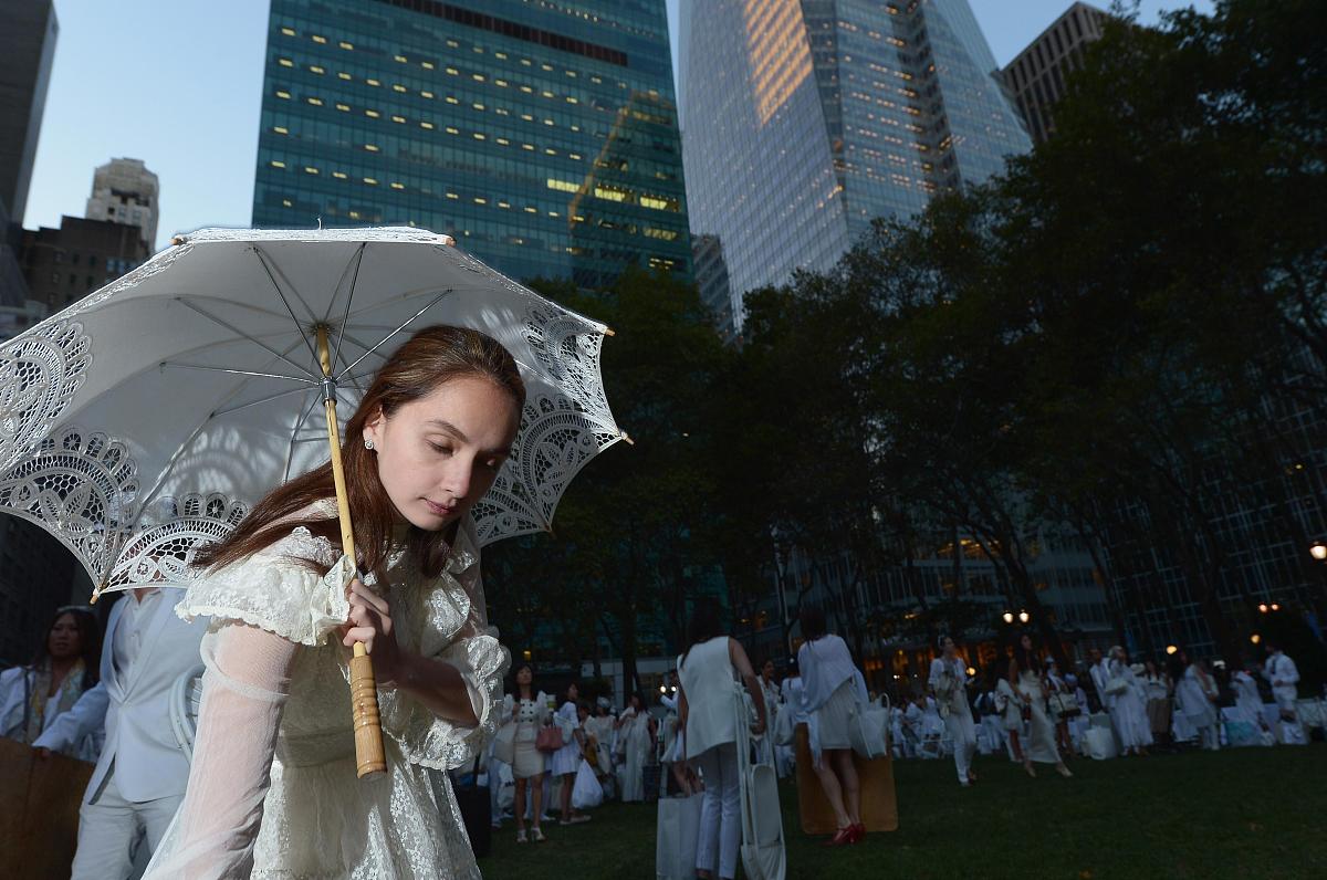 当地时间2013年9月18日,美国纽约,数千名用餐者从头到脚打扮成白色,齐