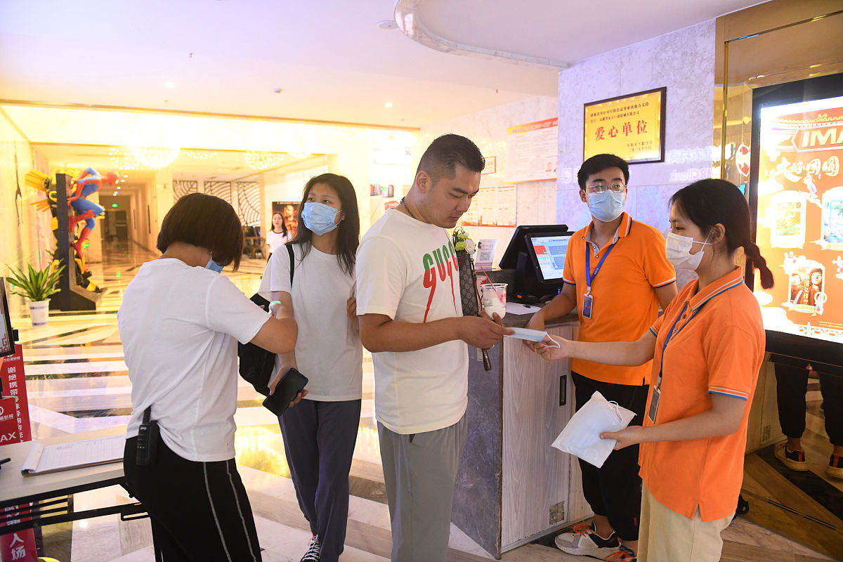 女孩说没有男朋友，摘下口罩后却说喜欢的人了，怎么办？