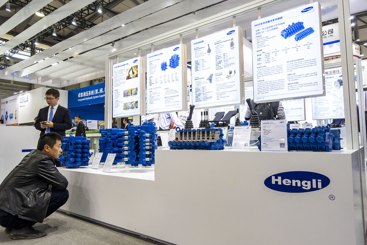 组成系统的液压泵和液压马达前者的转速和后者的转速相等吗？