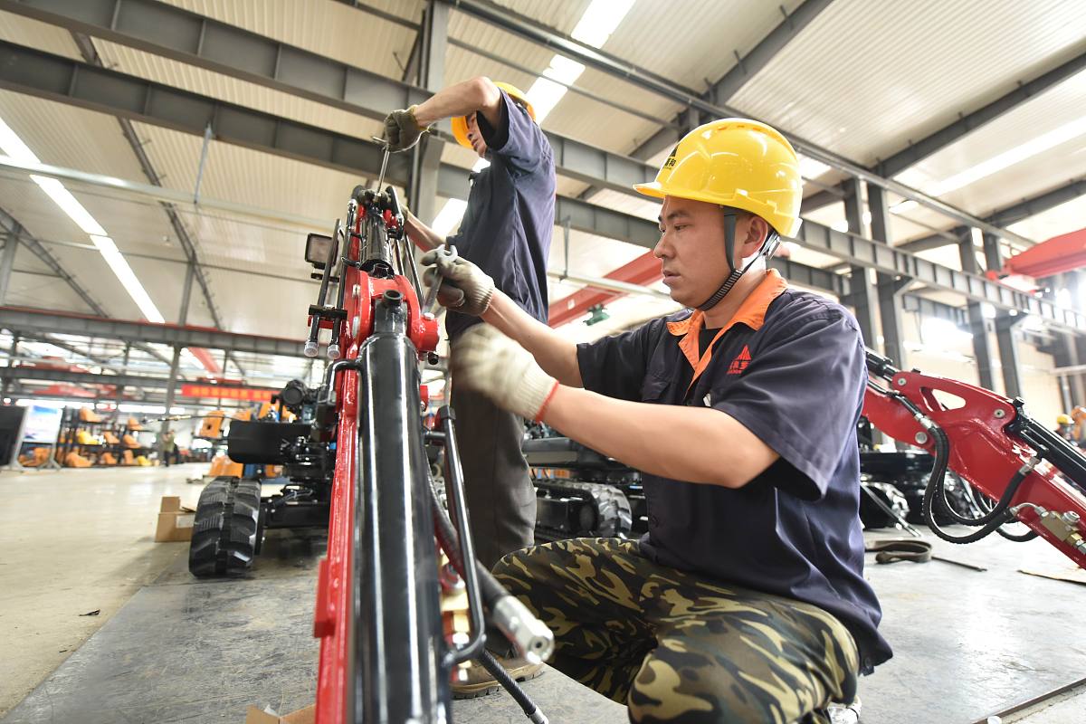 关于黄老师唱的歌曲挖呀挖文案蹭蹭热点。文案主旨：疫情之后人们生活太浮躁了很需要这种童心和亲和力所以才这么火。字数500左右。