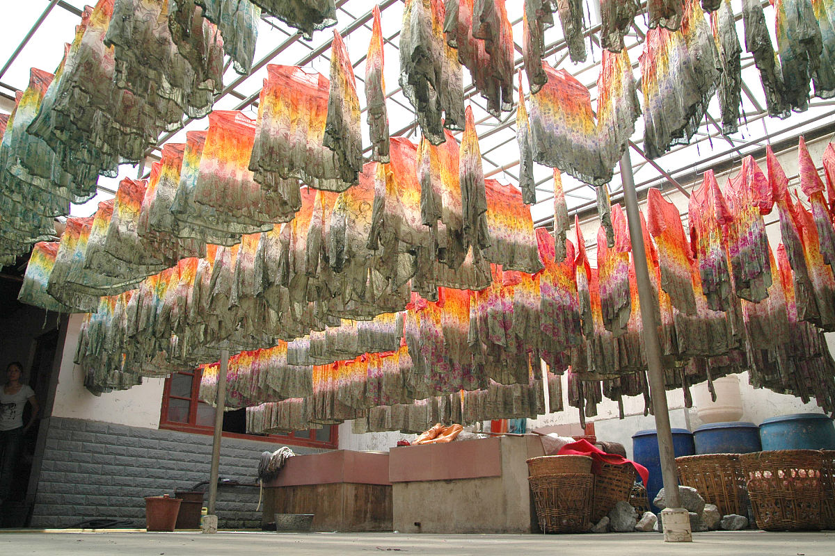 2009年8月2日,云南大理,白族人的日常生活.大理白族人的染布.