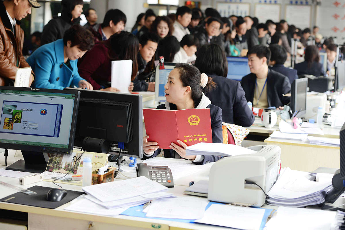 2013年3月18日,山东青岛开发区市民在办理二手房交易手续.
