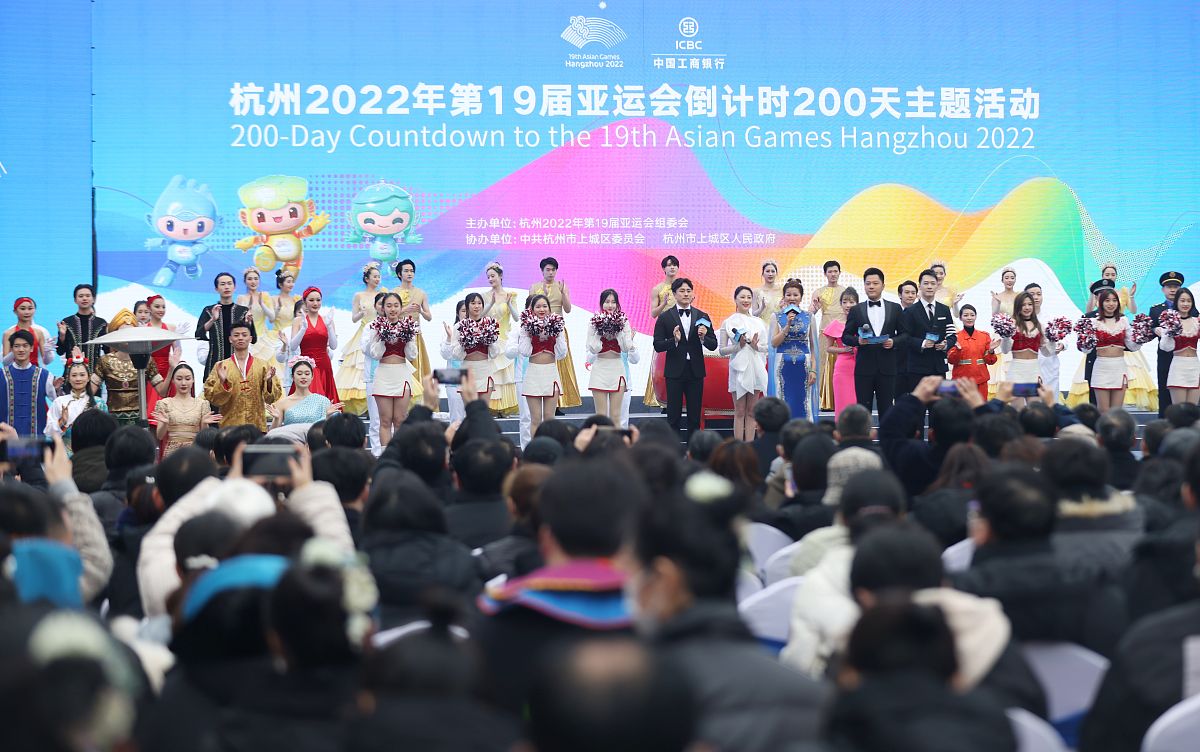 帮我写个发言就杭州市办亚运会从一个政协委员的角度提出一到几个建议要具体的点最好是比较不同的切入点