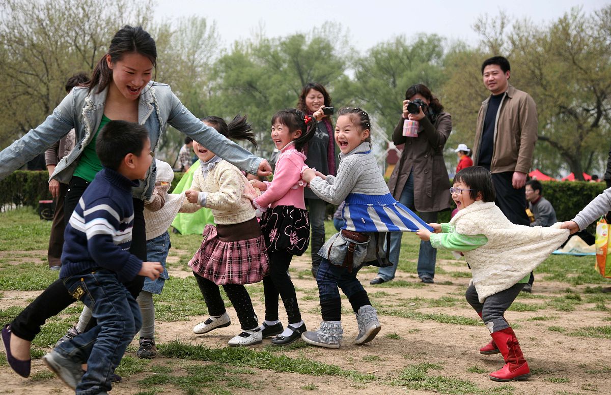 夏天带来了清爽和阳光给好动向往户外的孩子提供了舒适的户外场地他们终于可以穿上活力感短袖蹦蹦跳跳地在绿草如茵的大地上撒欢游戏