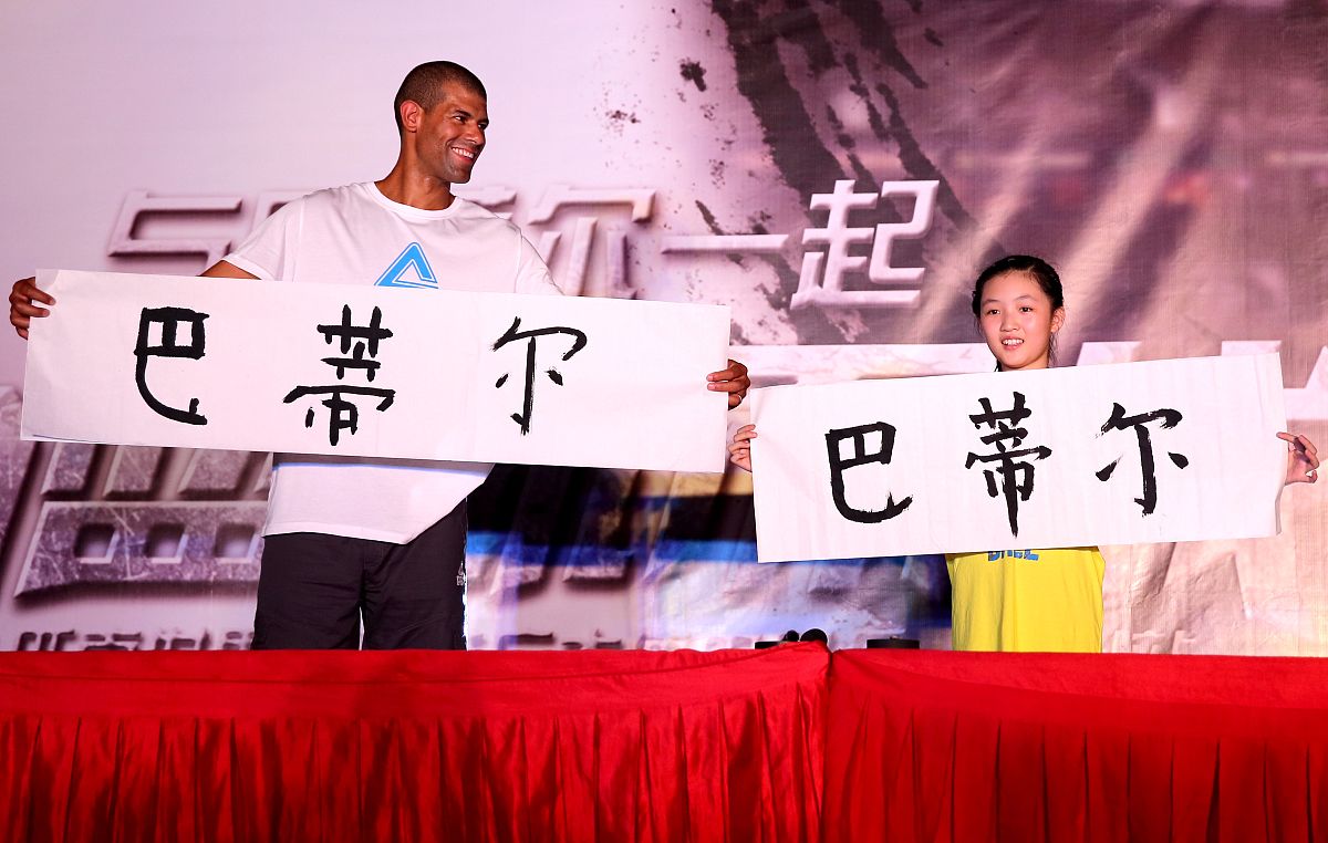 2014年8月28日,福建泉州,巴蒂尔中国行抵达福建,受球迷热捧现场秀书法