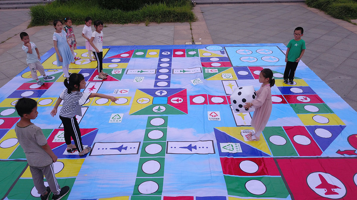 我最近在玩某个PC单机游戏时，发现画面质量不够好，有时候还出现花屏现象。请问该如何调整PC单机游戏的画面质量？