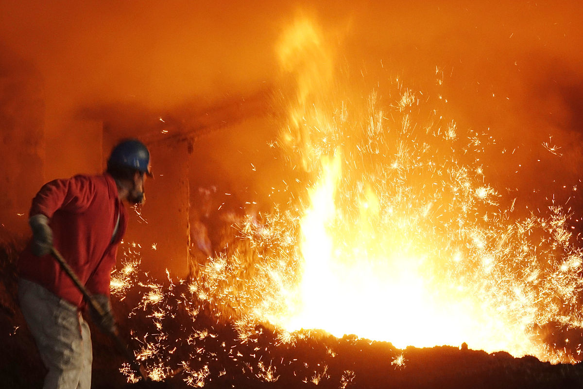 锻造工人：钢铁意志的赞歌 - 烈火中的汗水与荣耀
