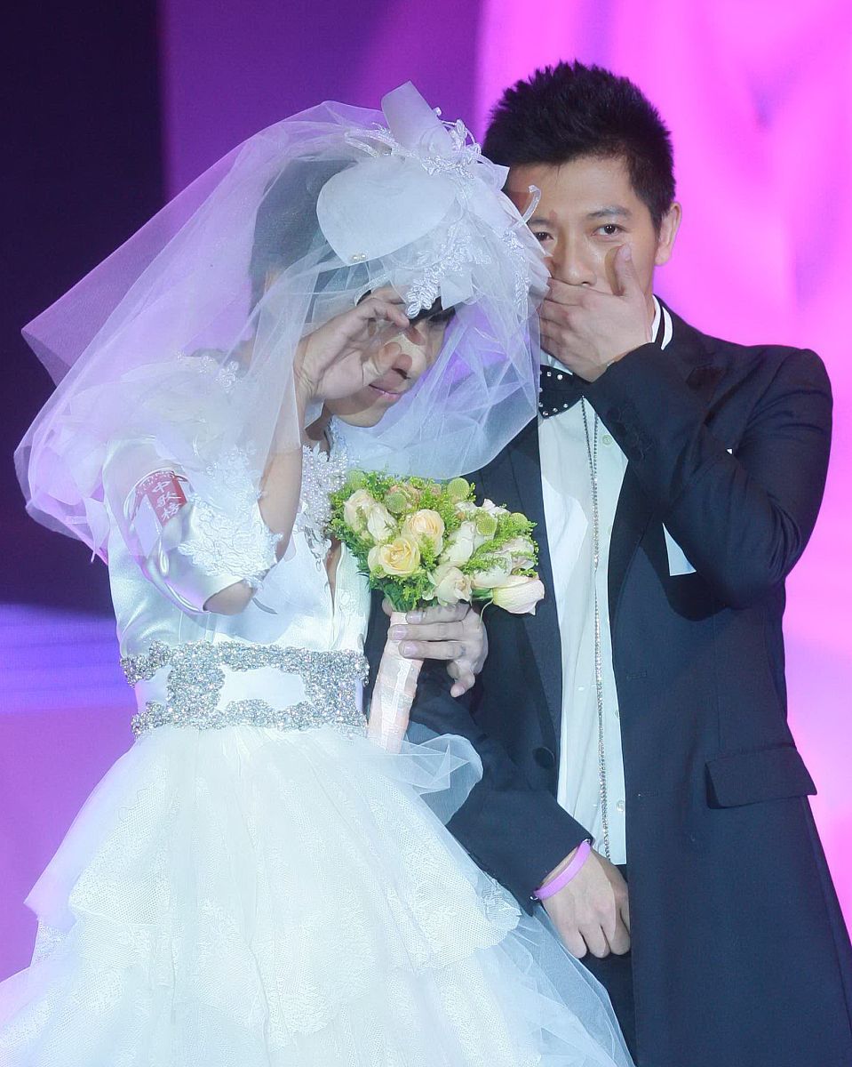 2010年3月8日讯,"娘味"十足的娱乐圈男星.陈羽凡反串新娘,和胡海泉扮