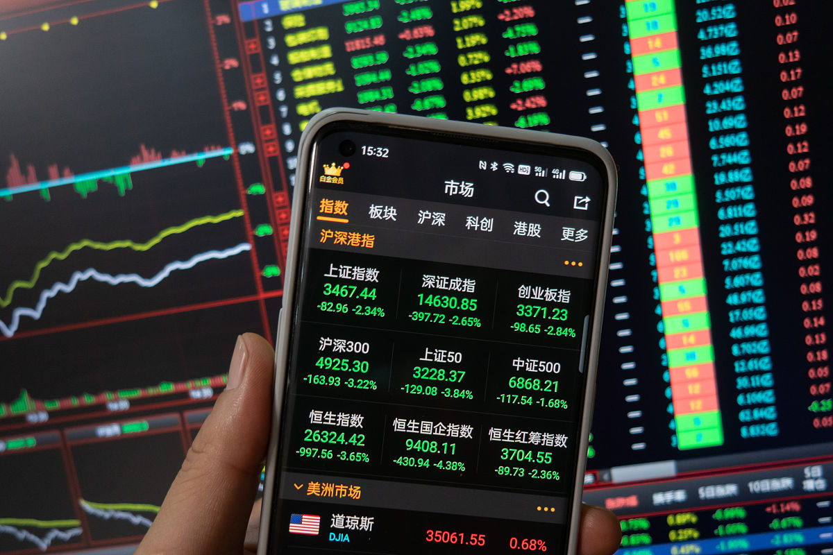 2021年7月26日,上海,当天下午3点后,股民通过手机和电脑查看当天收盘