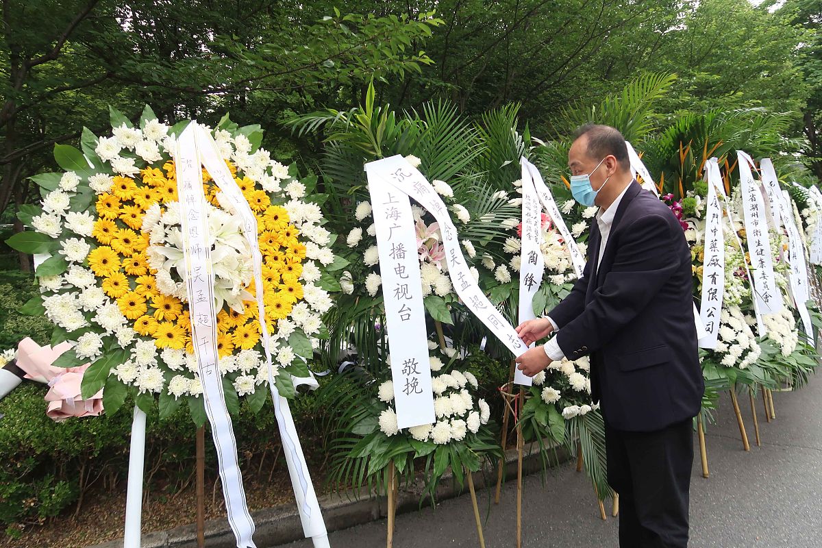 立碑花篮挽联撰写指南：表达哀思与缅怀