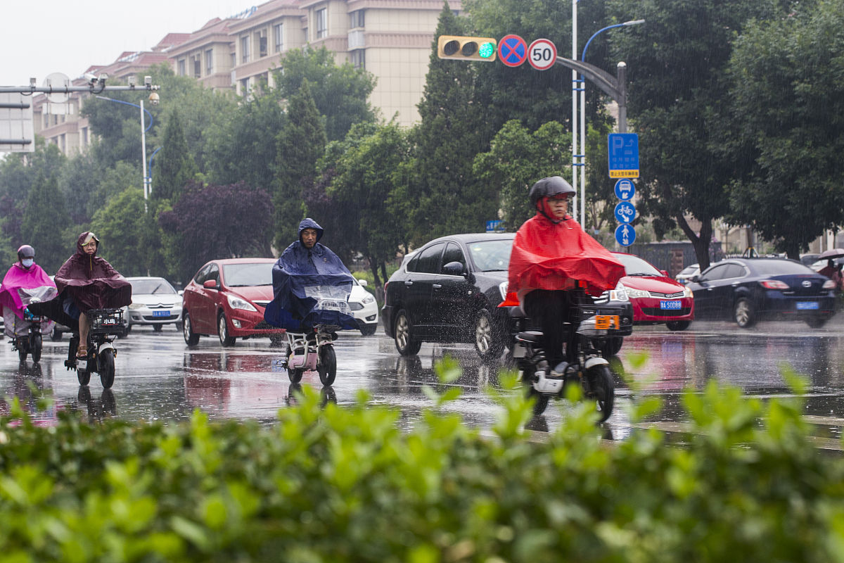 2021年7月28日,受第6号台风"烟花"影响,济南市平阴县迎来降雨,市民在