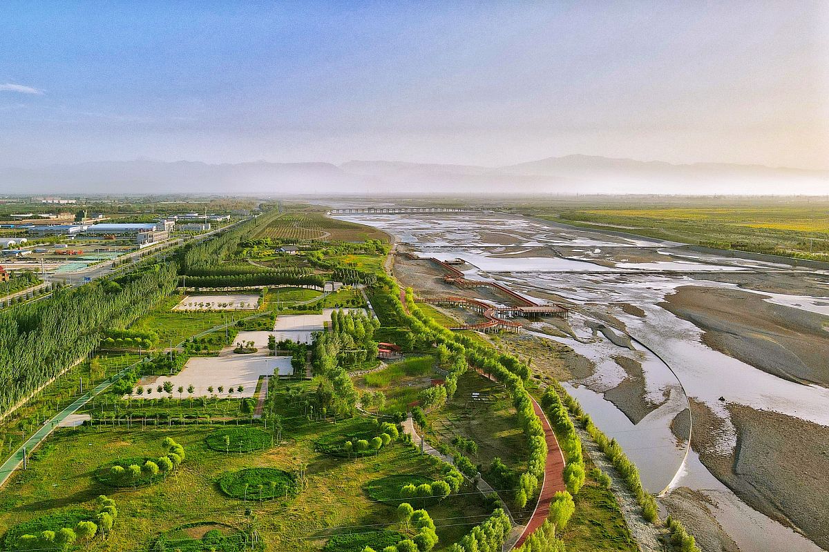 分析甘肃兰州秦王川湿地公园的湿成土的成土条件、成土过程并分析其属性特征