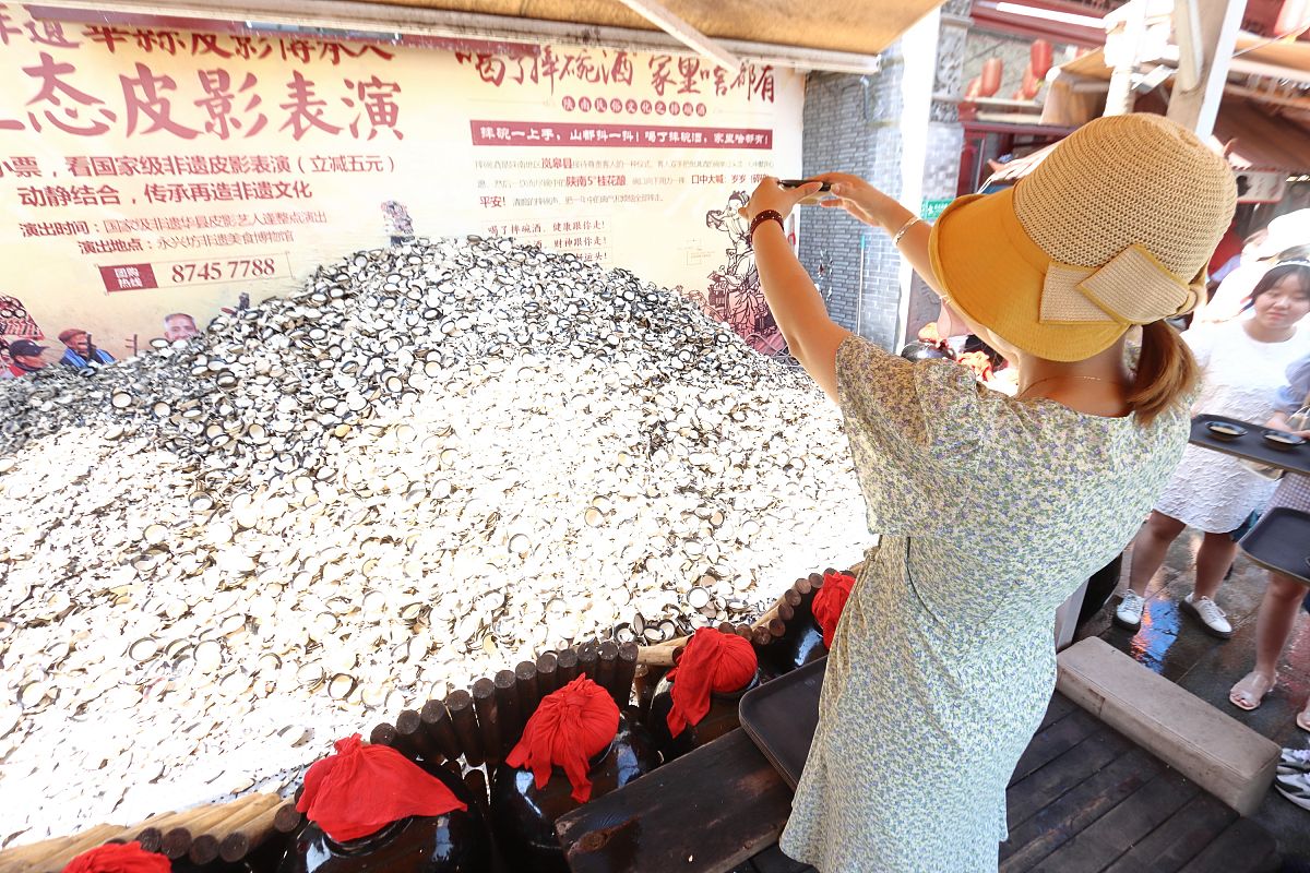 扮演一名旅游爱好者自媒体博主根据以下内容写出一篇2000字旅游短视频原创文案文字表达思路清晰有自己的见解不要推荐景点跟地方旅行让你拥有更多人生的选择