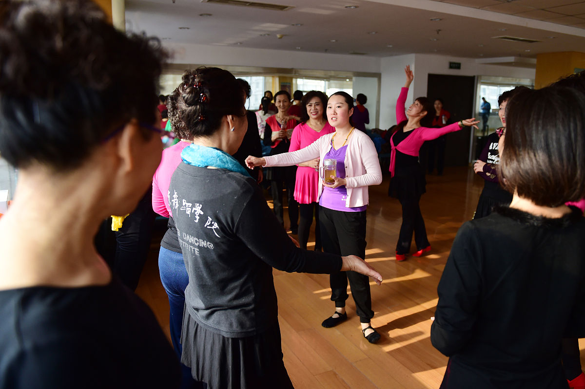 帮我制作一个有关心理健康教育主题班会的PPT并撰写PPT文案班会主题以构建和谐人际关系、情绪调节、学会学习、珍爱生命等相关主题为主