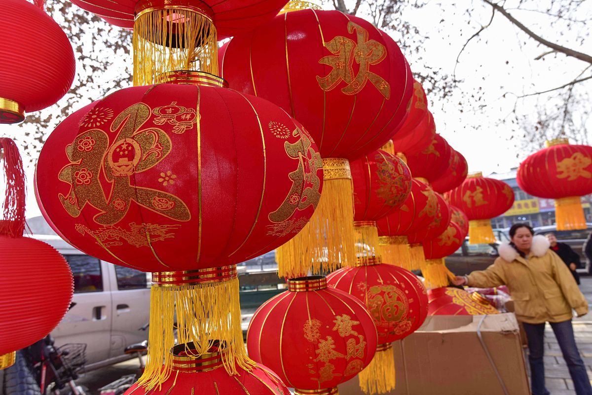 通过灯笼这个文化与消费者的行为关系帮我用200字详细描述