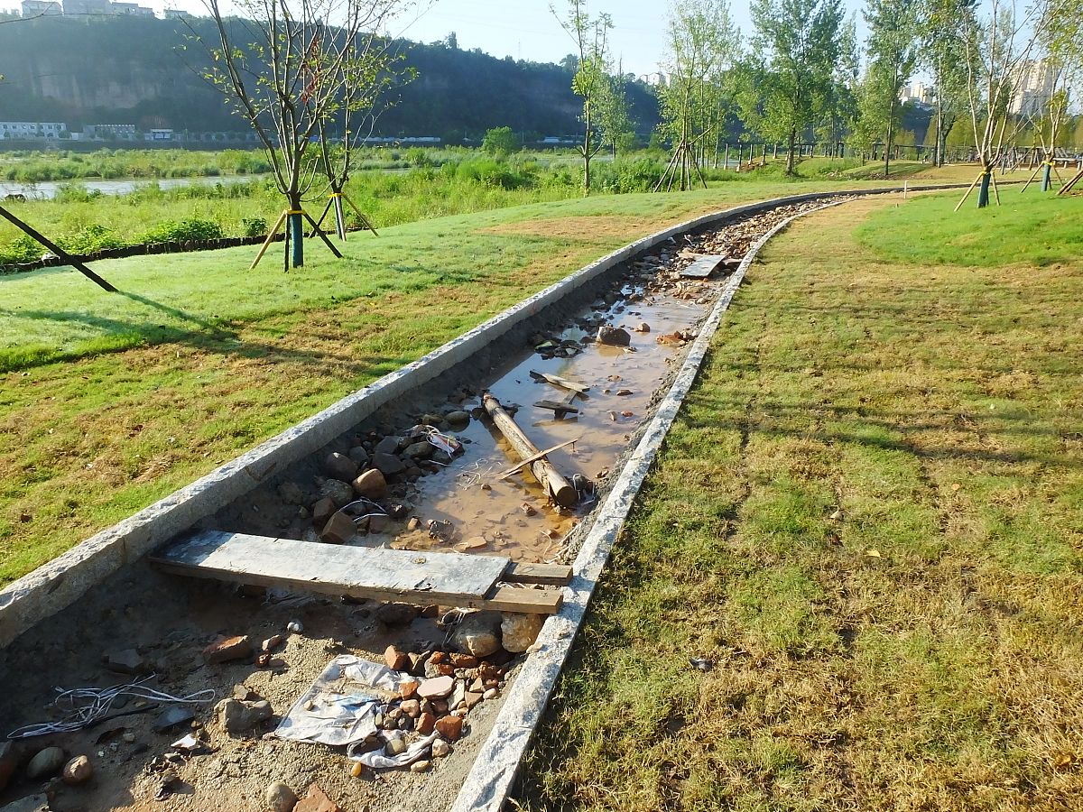 领坝追肥：果岭排水问题及解决方法