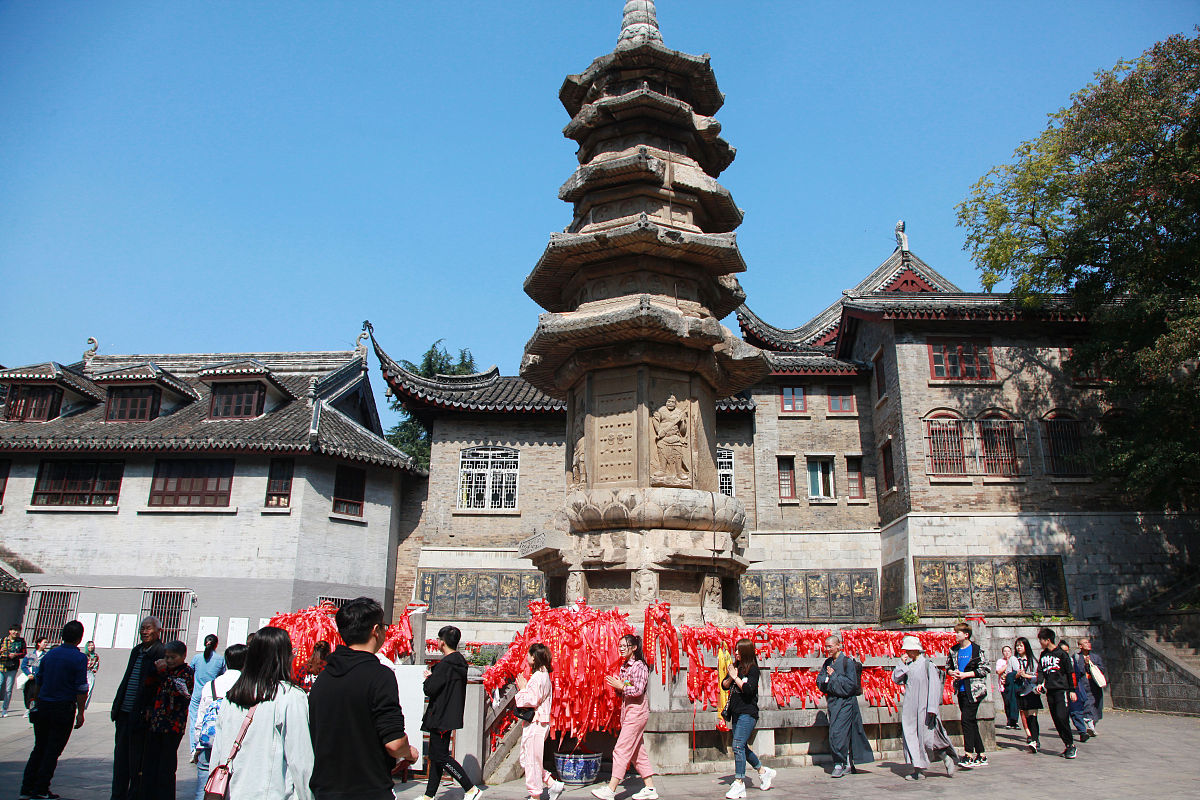 2019年10月20日,江苏省南京市,栖霞山风景区,僧侣和游客围绕着栖霞山